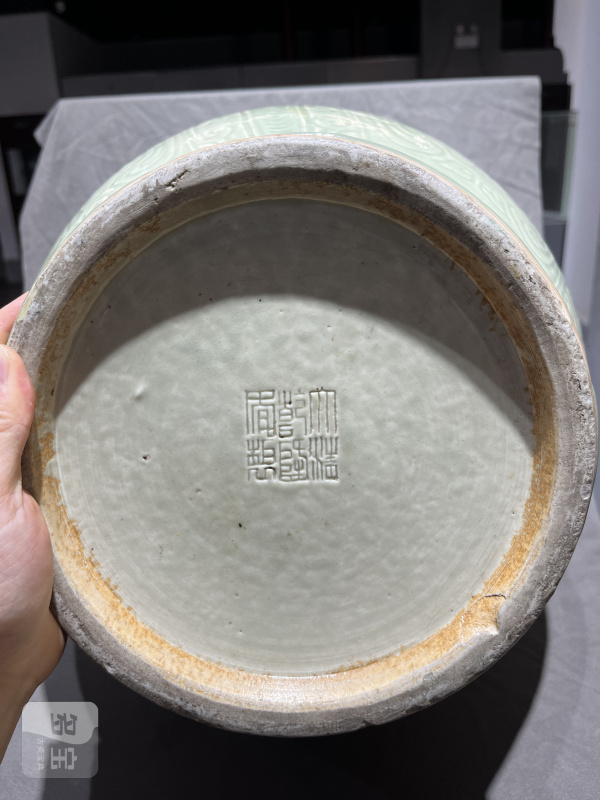 清 青釉夔龙纹四环双兽耳衔环尊 - 图11